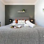 Beautiful 3 Bed House That Sleeps 6 Guests With Courtyard & Free Parking By Sharphaus Short Lets & Serviced Accommodation Management