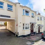 Beautiful 3 Bed House That Sleeps 6 Guests With Courtyard & Free Parking By Sharphaus Short Lets & Serviced Accommodation Management