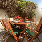 Beautiful 3 Bed House That Sleeps 6 Guests With Courtyard & Free Parking By Sharphaus Short Lets & Serviced Accommodation Management