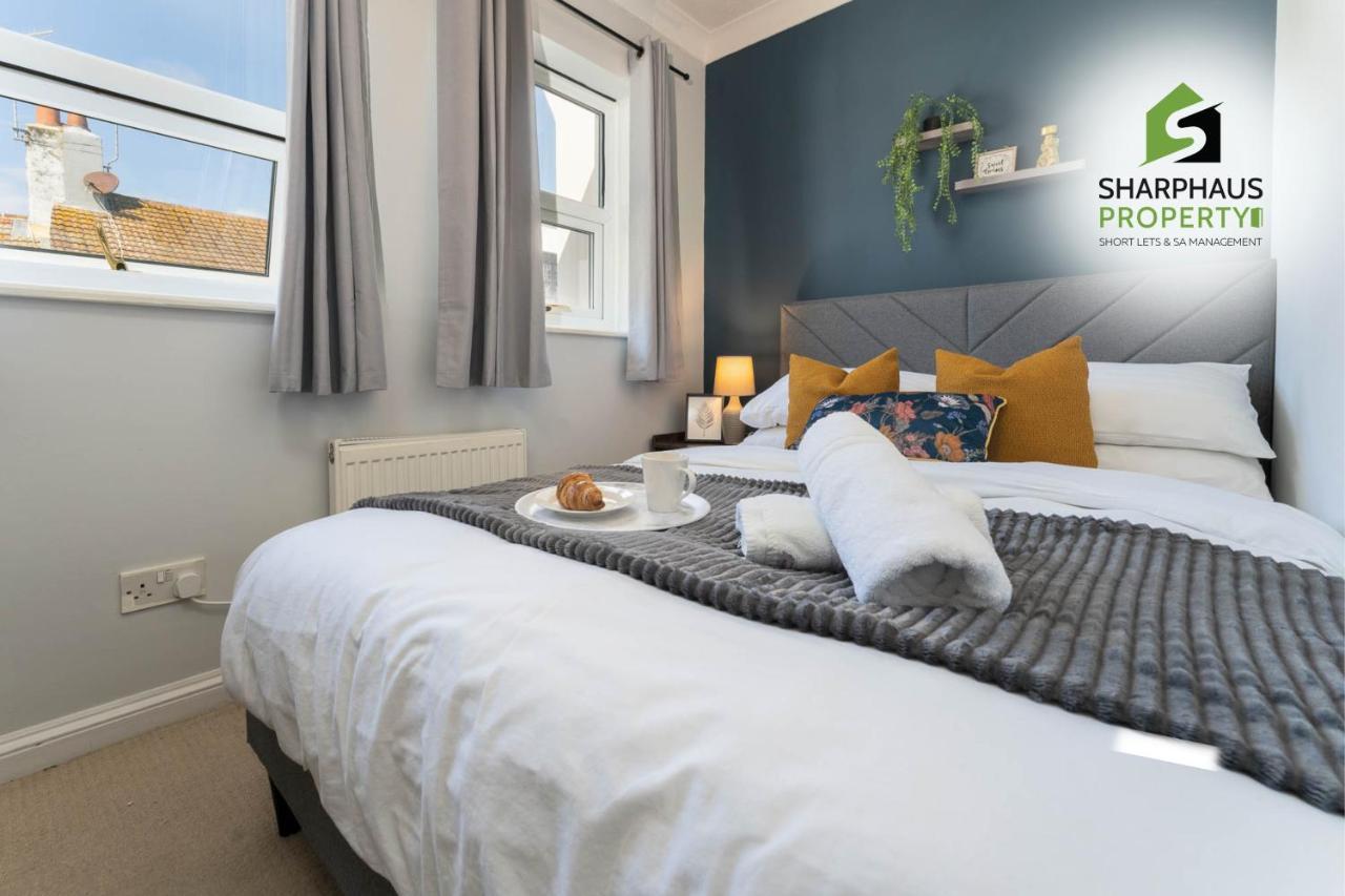 Beautiful 3 Bed House That Sleeps 6 Guests With Courtyard & Free Parking By Sharphaus Short Lets & Serviced Management * Brighton