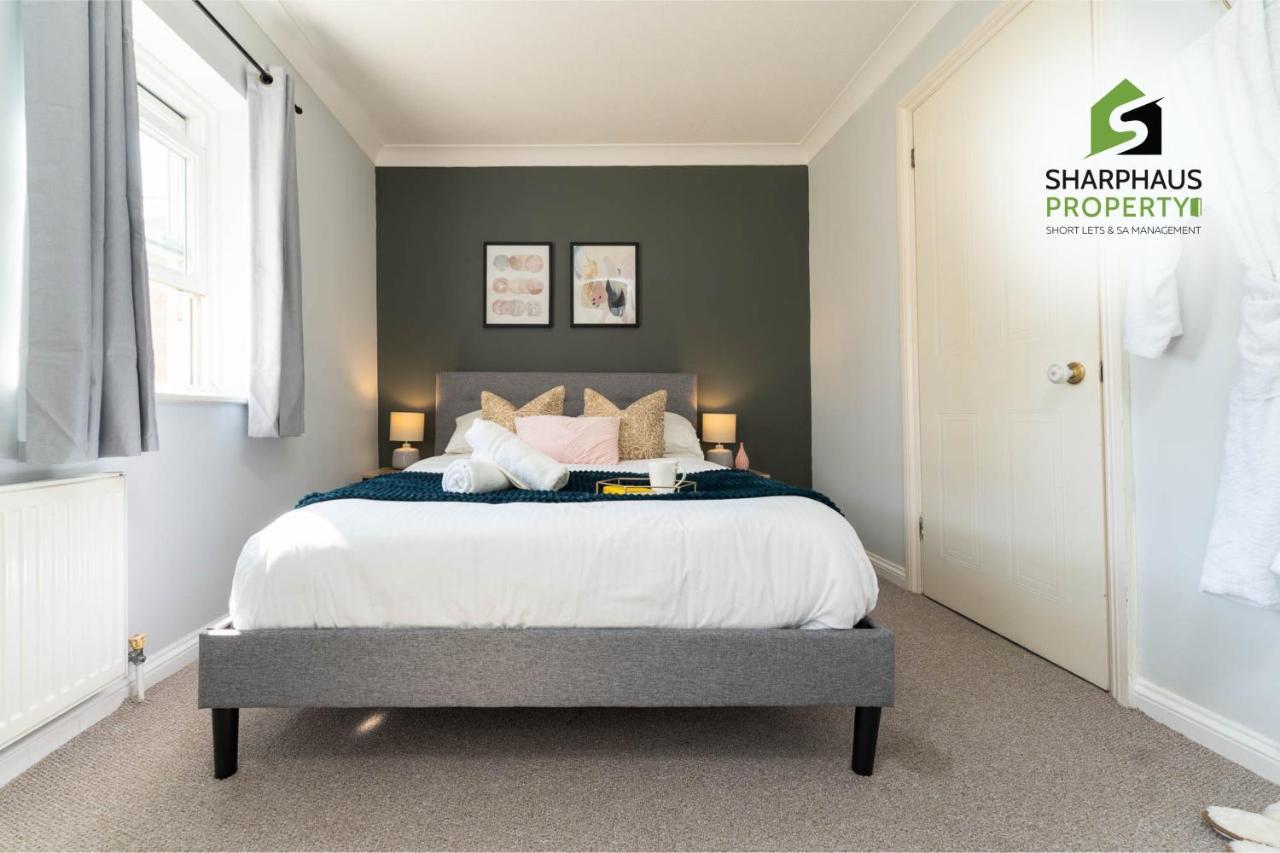Beautiful 3 Bed House That Sleeps 6 Guests With Courtyard & Free Parking By Sharphaus Short Lets & Serviced Management Holiday home Brighton