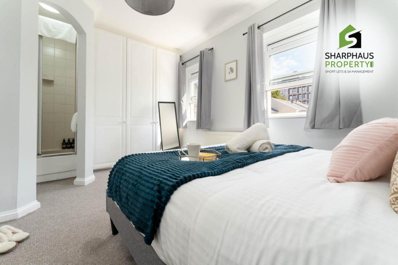Beautiful 3 Bed House That Sleeps 6 Guests With Courtyard & Free Parking By Sharphaus Short Lets & Serviced Management Holiday home *