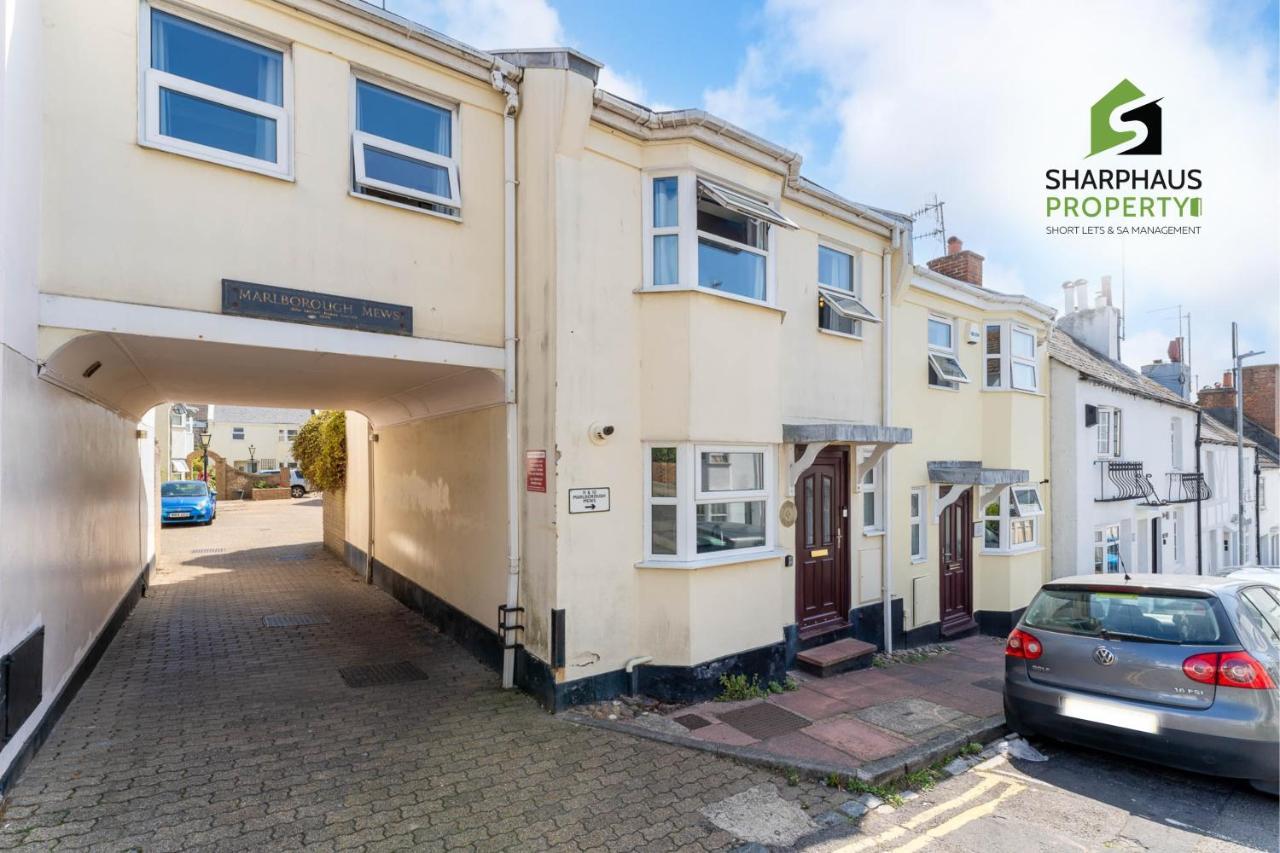 Holiday home Beautiful 3 Bed House That Sleeps 6 Guests With Courtyard & Free Parking By Sharphaus Short Lets & Serviced Management