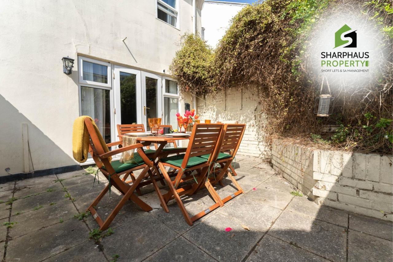Holiday home Beautiful 3 Bed House That Sleeps 6 Guests With Courtyard & Free Parking By Sharphaus Short Lets & Serviced Management